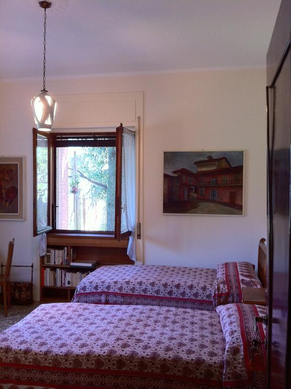 Bed and Breakfast La Casa Creativa à Lomnago Chambre photo